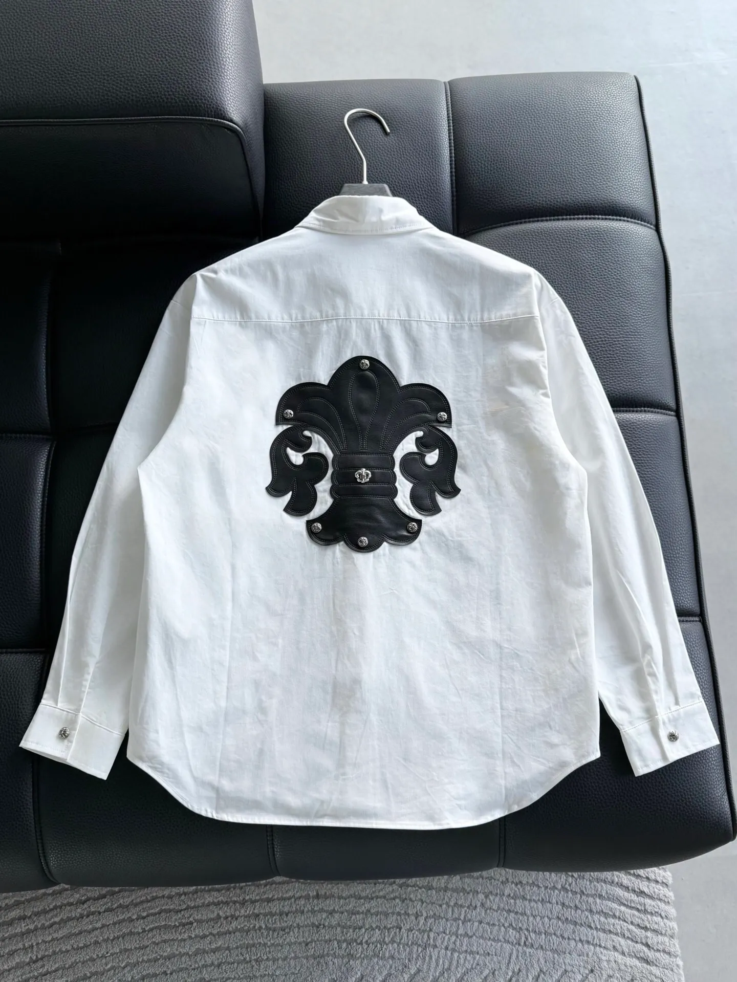 P500 Chrome Hearts leather cross leather embroidery shirt jacket! OS version can be worn by both men and women! The fabric is made of twill gauze cotton fabric! The texture is clear and smooth, not easy to wrinkle or fade! The embroidery process is complex and repetitive, and the requirements for the embroidery machine are very strict. The distance is always 45 centimeters! It won’t work if the spacing is too big, and it won’t work if it’s too small! The hardware is all carved and cast. This piece of clothing consumes a lot of material. More than 3 meters of material is used for one piece of clothing! After the garment is made, it needs to be fixed at high temperature, washed at a water temperature of more than 70 degrees, and softened by adding softener to make the upper body softer and smoother!   Color: black white Size: m-3xl Style number: 5878